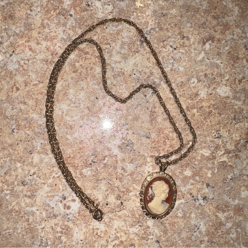 📌SOLD📌 No Brand | Gold Tone Cameo Necklace